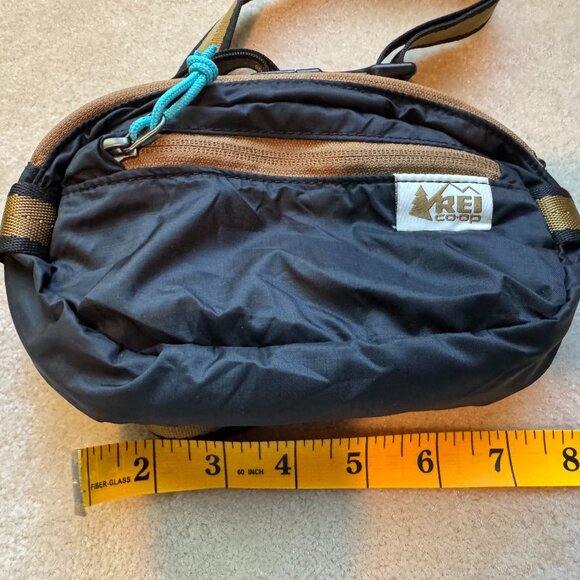 REI Sling/Hip Pack (Ultralight, Packable) - Picture 2 of 4